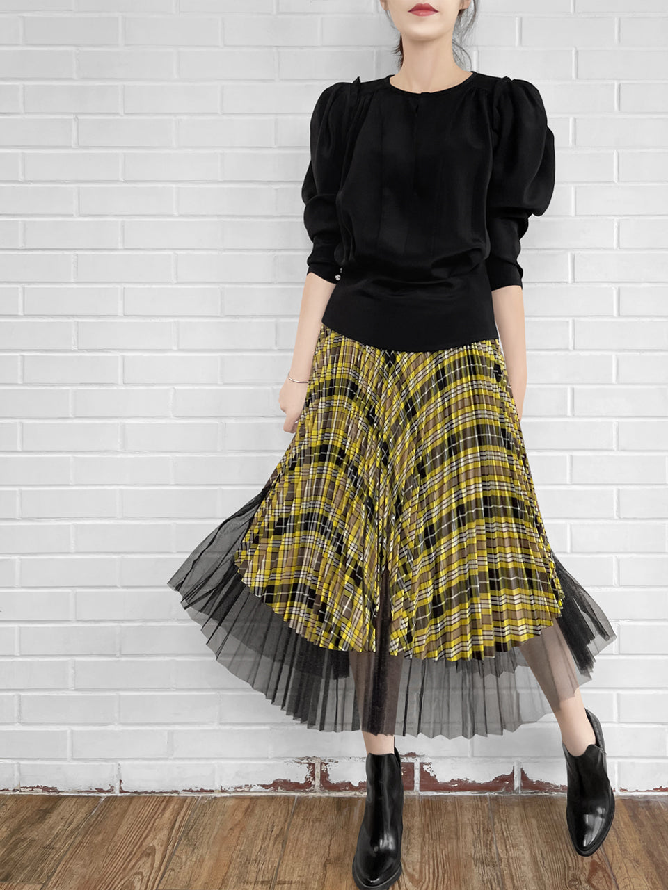 Black pleated 2024 midi skirt yellow